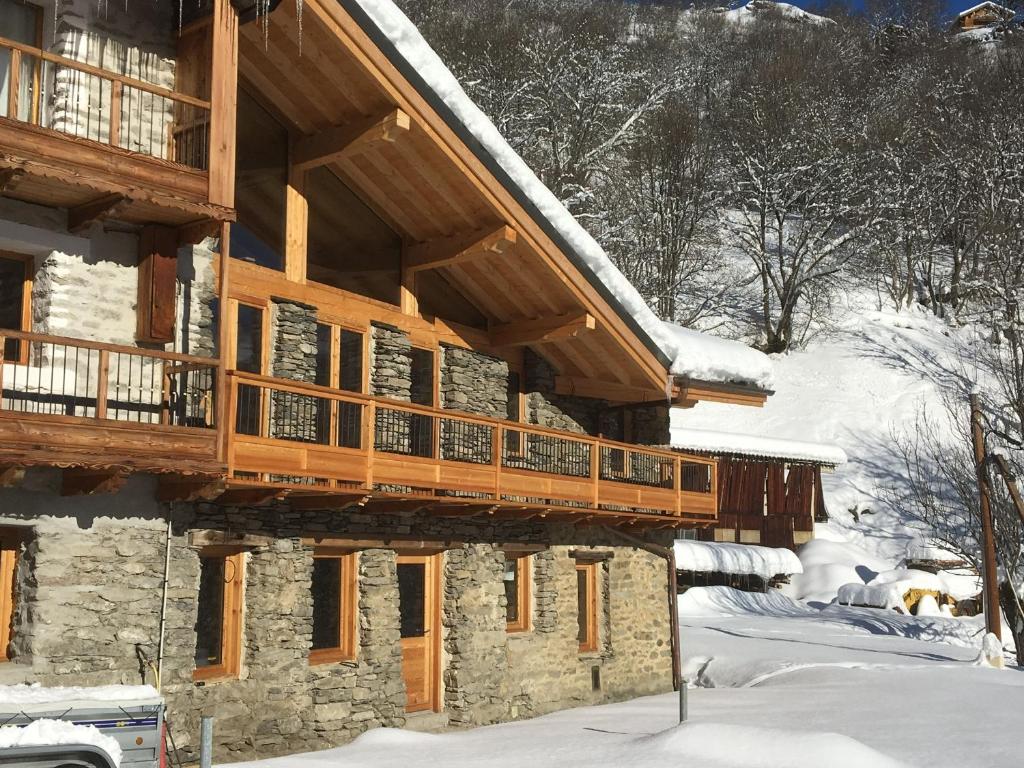 蒙特瓦勒赞Chalet avec vue imprenable的小木屋,带雪地甲板