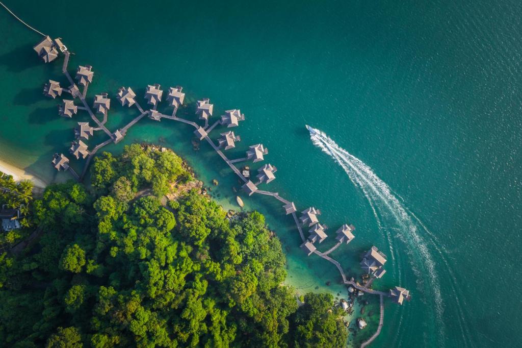 邦咯Pangkor Laut Resort - Small Luxury Hotels of the World的水中小岛的空中景观