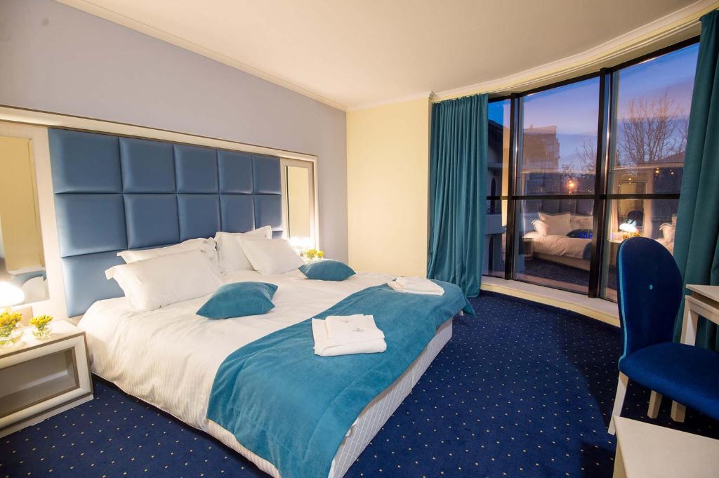 帕扎尔吉克Hotel Forum的一间酒店客房,设有一张大床和一个大窗户