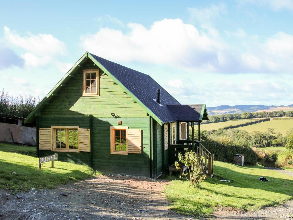 克雷文阿姆斯Callow Fold的黑色屋顶的绿色房子