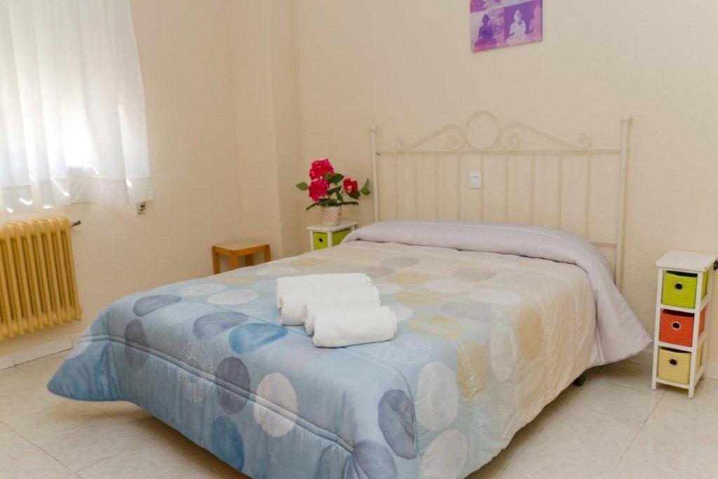 塞哥维亚克里斯蒂娜和克里斯蒂娜多斯旅馆的一间卧室配有一张床,上面有两条毛巾