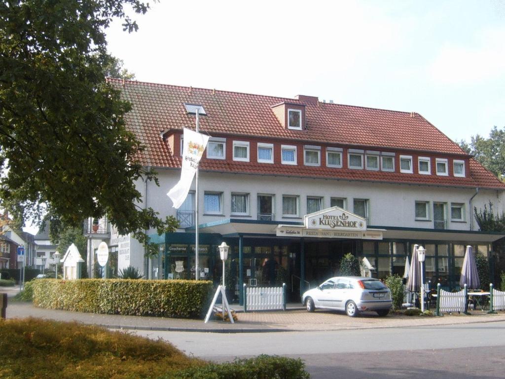 利普施塔特克鲁森霍夫酒店的前面有停车位的建筑