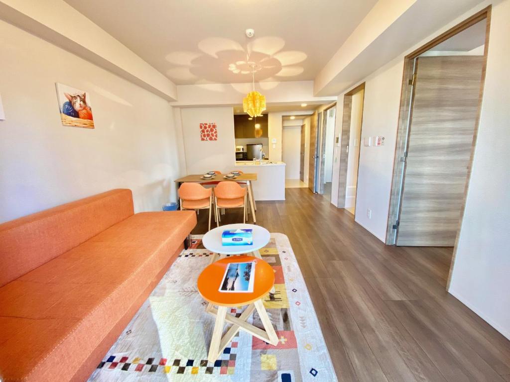 东京Akasaka Residence的客厅配有沙发和桌子