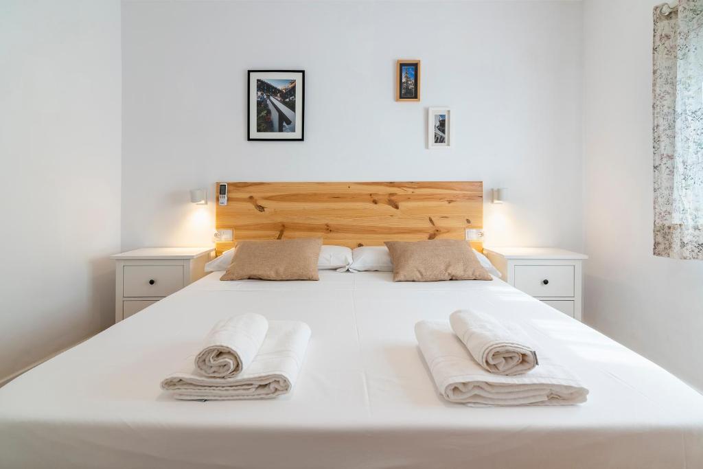 科尔多瓦La Trinidad Córdoba的卧室配有带毛巾的大型白色床
