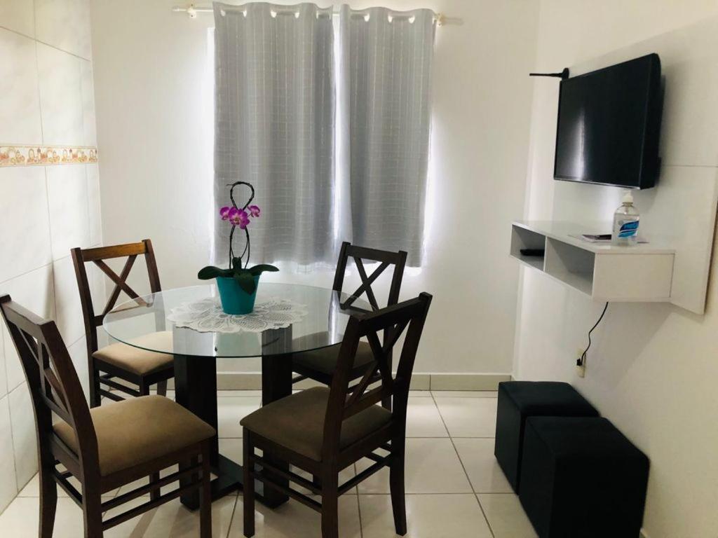 弗洛里亚诺波利斯Apartamento em Floripa -ao lado do Aeroporto e juntinho as praias do Sul da Ilha的一间带桌椅和电视的用餐室
