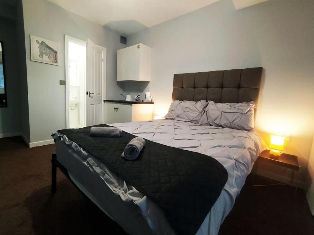 曼彻斯特Bankwell Guest House的一间卧室,卧室内配有一张大床
