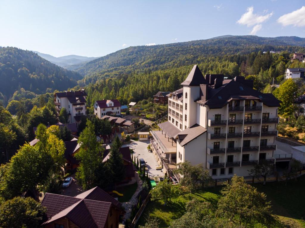 亚列姆切Ведмежа гора Panorama Spa Resort的享有小镇的空中景色,以群山为背景