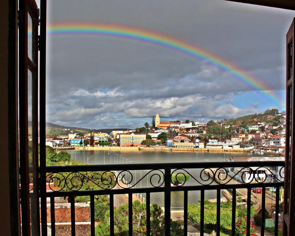 特里温福Pousada Solar Do Triunfo的市景阳台的彩虹