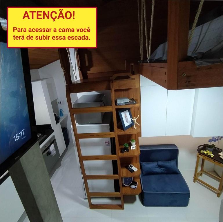 圣若泽Loft encantador D - 8 km de Floripa的客房设有带梯子和沙发的双层床。