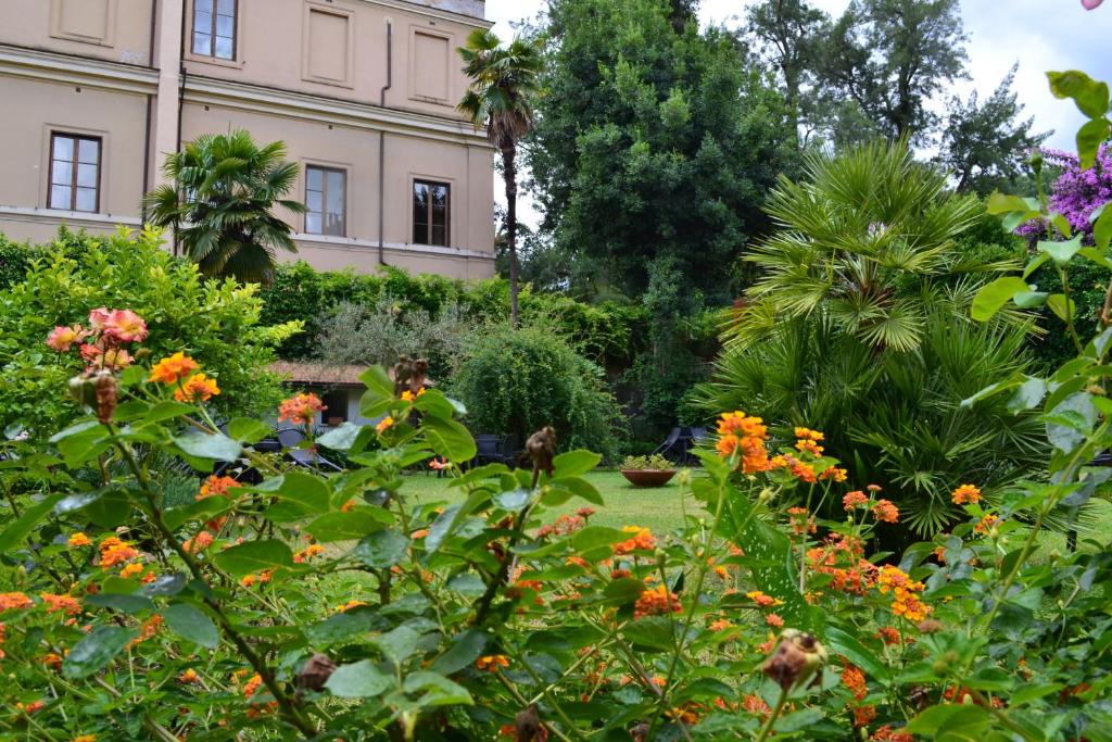 罗马Villa Riari Garden的一座花园,在一座建筑前种有鲜花