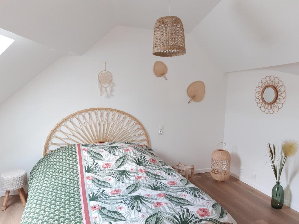 沙托鲁charmante maison de ville toute équipée的一间白色墙壁的房间,卧室配有床铺