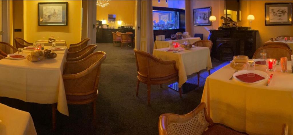 米德尔堡美岸经济型酒店的用餐室配有桌椅和白色的桌布