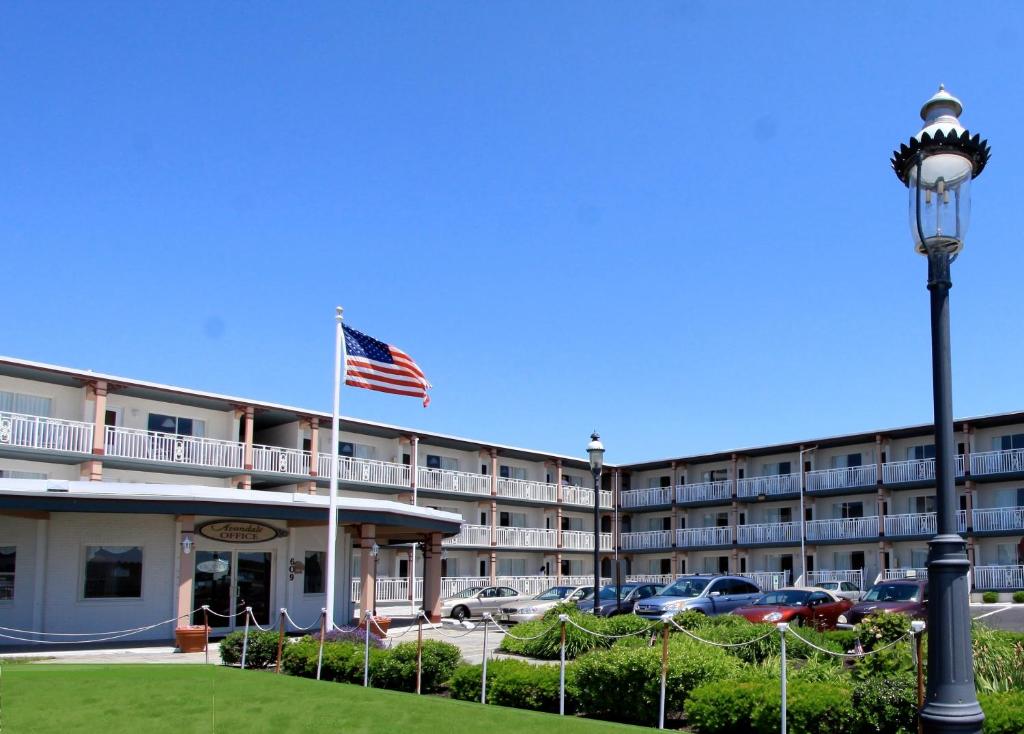 五月岬郡埃文代尔海洋酒店的前面有美国国旗的酒店