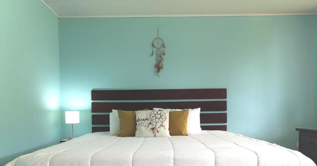 SarchíDreamcatcher house的一间卧室设有一张蓝色墙壁的大床