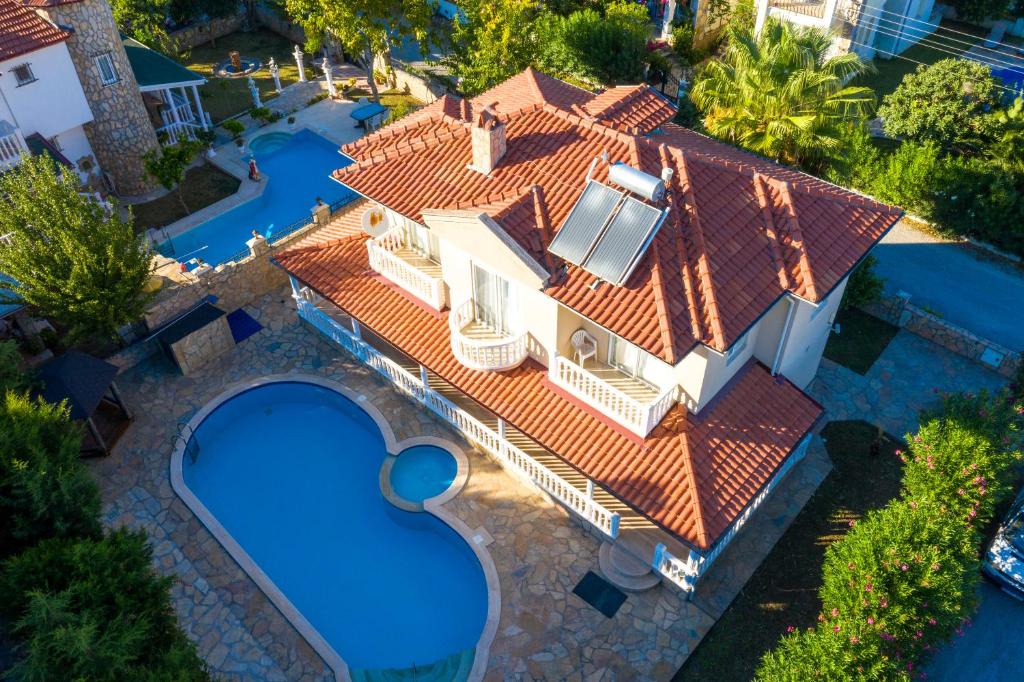 奥尔塔贾Villa Etki的享有带游泳池的房屋的空中景致
