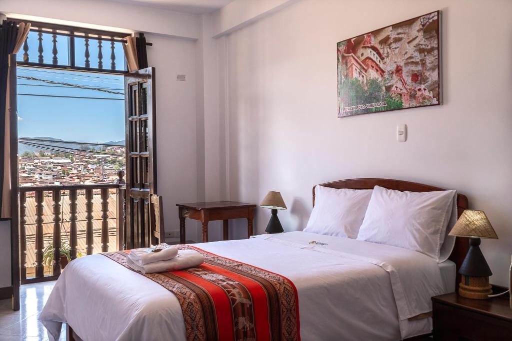 查查波亚斯Chachapoyas Backpackers Hostal Boutique的一间卧室设有一张床和一个美景窗户。