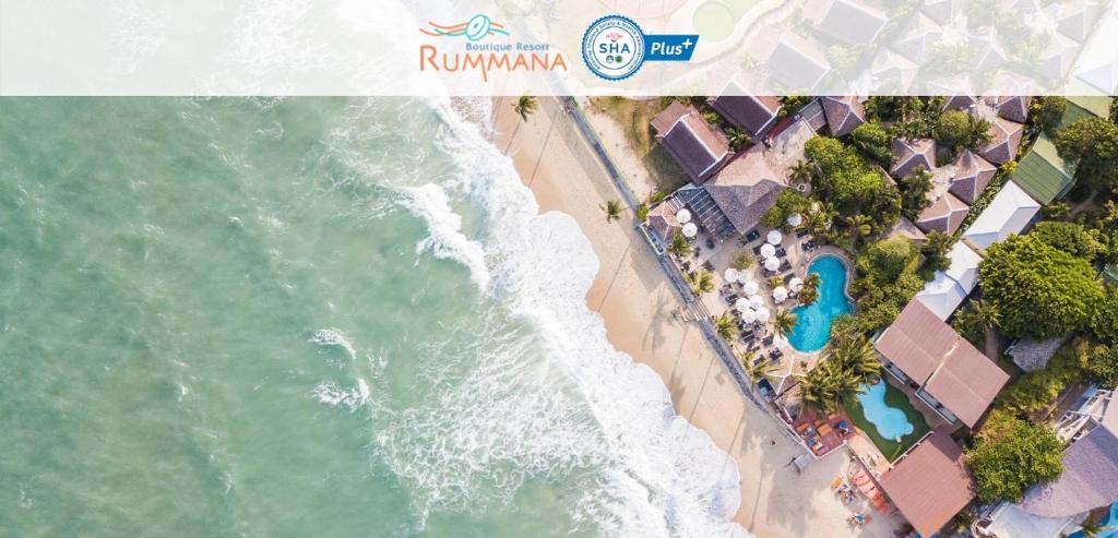 拉迈Rummana Boutique Resort - SHA Plus的享有海滩和大海的壮丽景色。