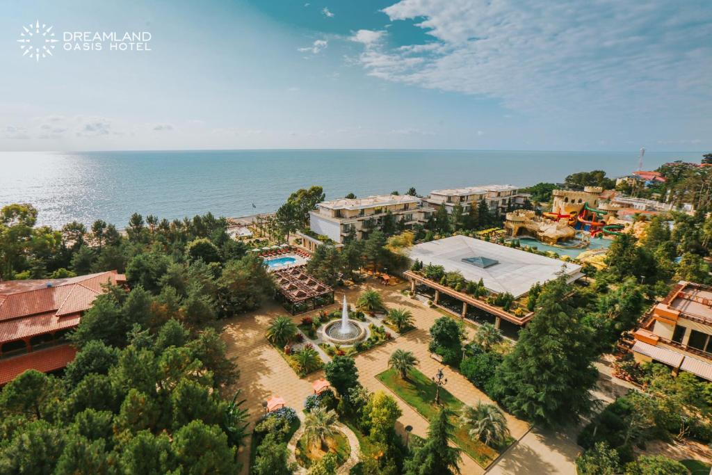 查克维Dreamland Oasis Hotel的享有度假村和海洋的空中景致