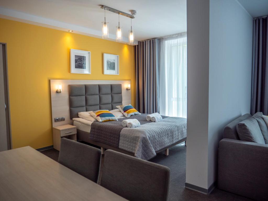 扎科帕内库勒雅兹拿图拉托酒店的酒店客房配有一张床铺和一张桌子。