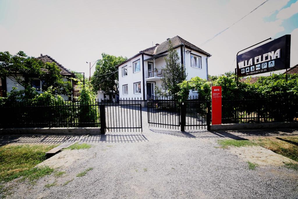 Yanoshi埃琳娜别墅的大门前有红色电话箱的白色房子