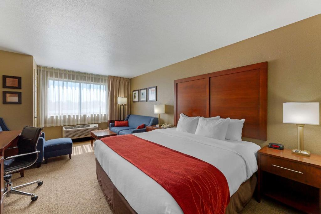 休伦湖河滨康福特茵酒店的酒店客房设有一张大床和一张书桌。