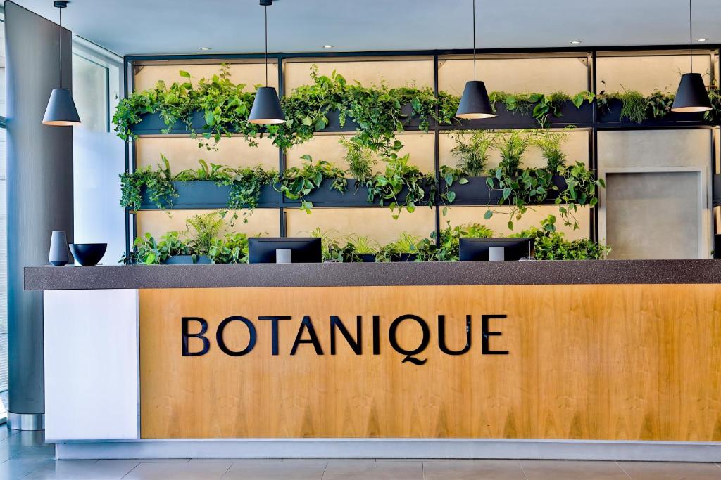 布拉格Botanique Hotel Prague的植物植物办公室的标志