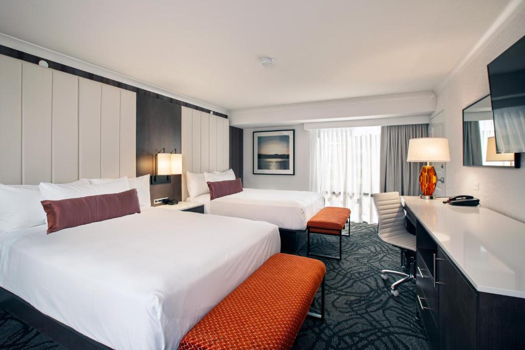 里诺J Resort的酒店客房配有两张床和一张书桌