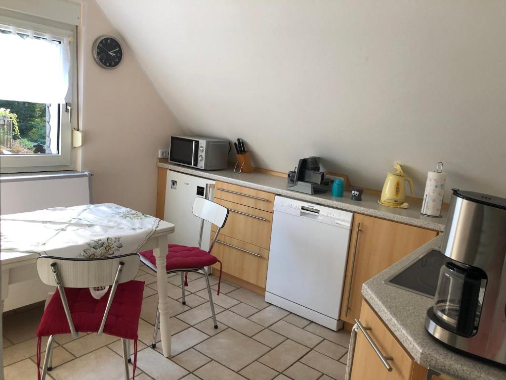 波鸿Constantin的厨房配有桌子和白色冰箱。