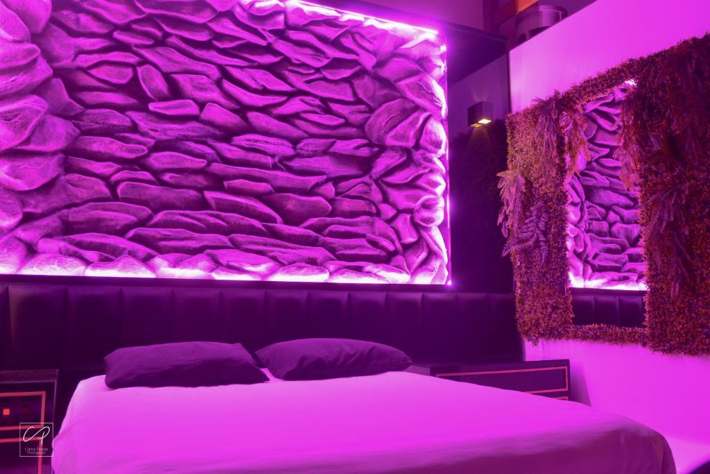 格拉玛多Amore Mio (Adult Only)的一间卧室配有一张带岩石墙的床