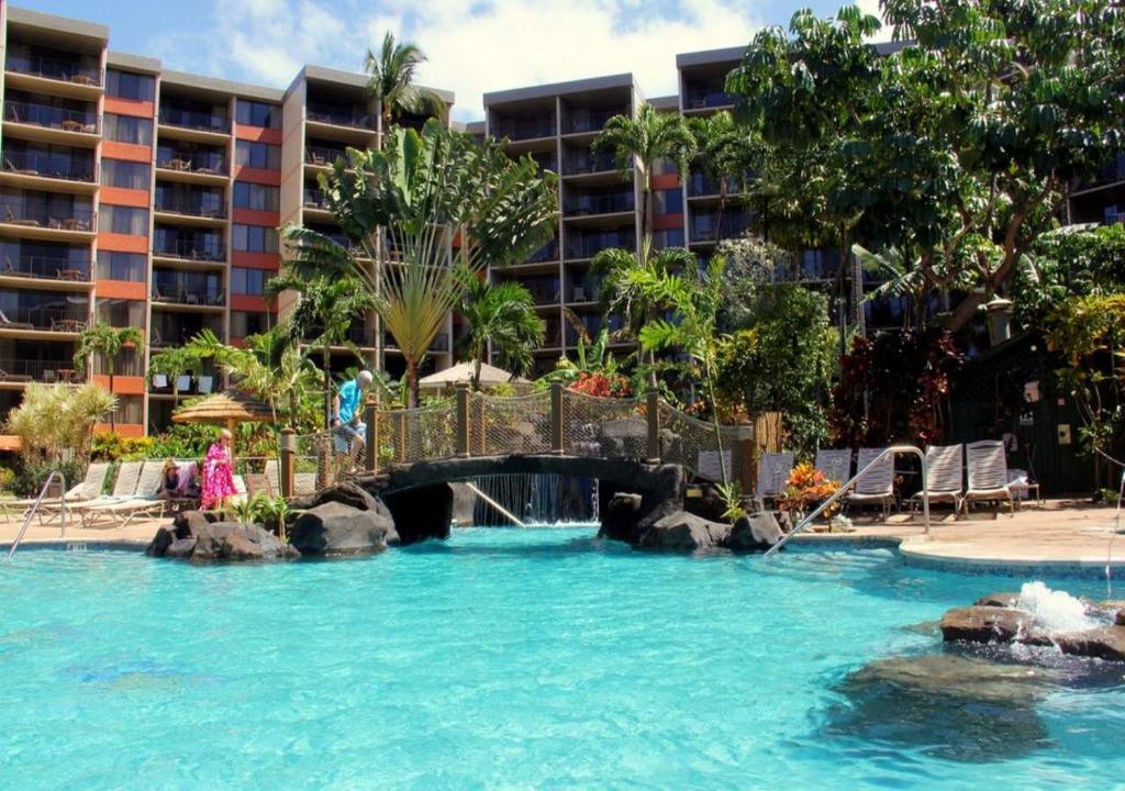 拉海纳Kaanapali Shores Condominiums by TS的度假村的游泳池,带水滑梯