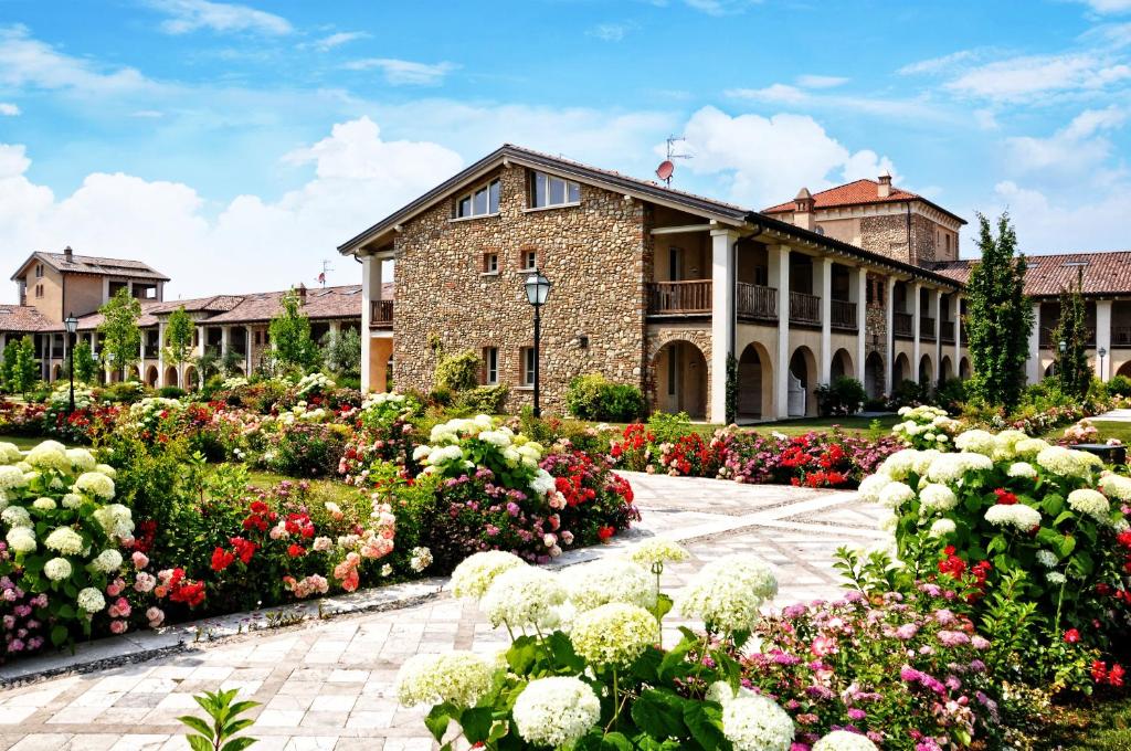 波佐伦戈Garda Residence San Vigilio的前面有鲜花的建筑