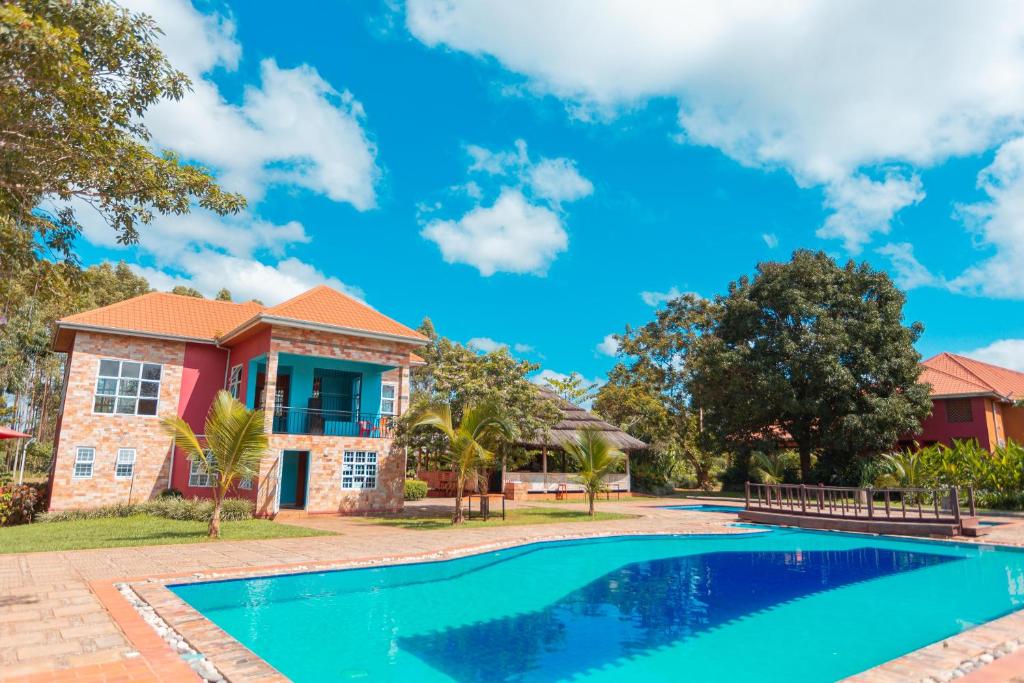 MasindiKabalega Resort - Masindi的别墅前设有游泳池