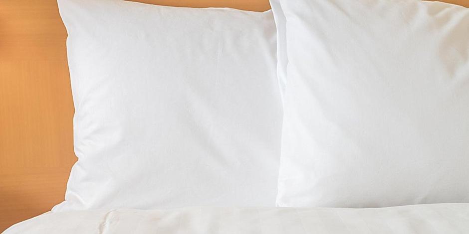 马尼温泉Holiday Inn Express & Suites - Manitou Springs, an IHG Hotel的床上的白色枕头