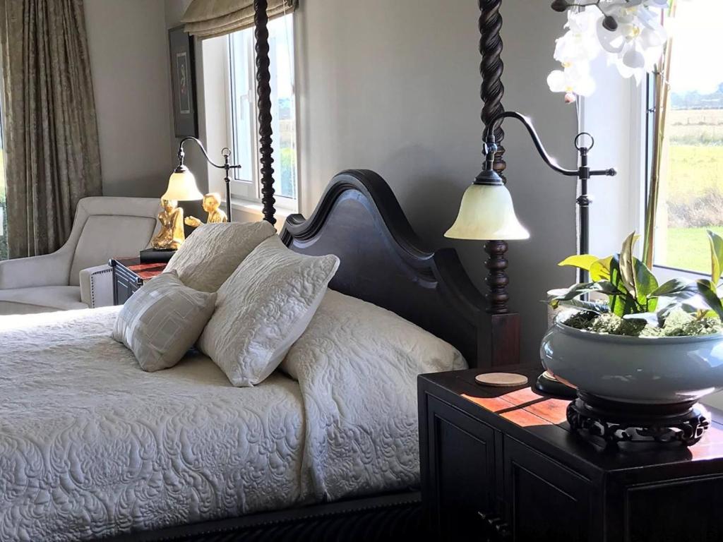 SpringstonChateau Pritchard的一间卧室配有一张带两张台灯的床。