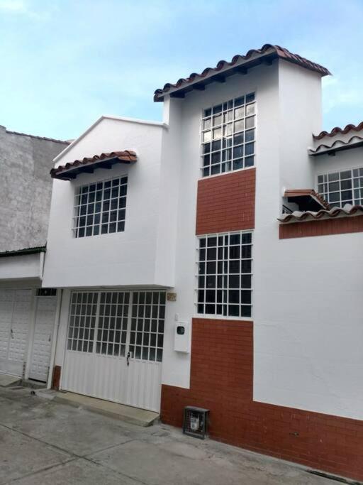 圣希尔Hermosa Casa en excelente vecindario en San Gil的白色的建筑,有很多窗户