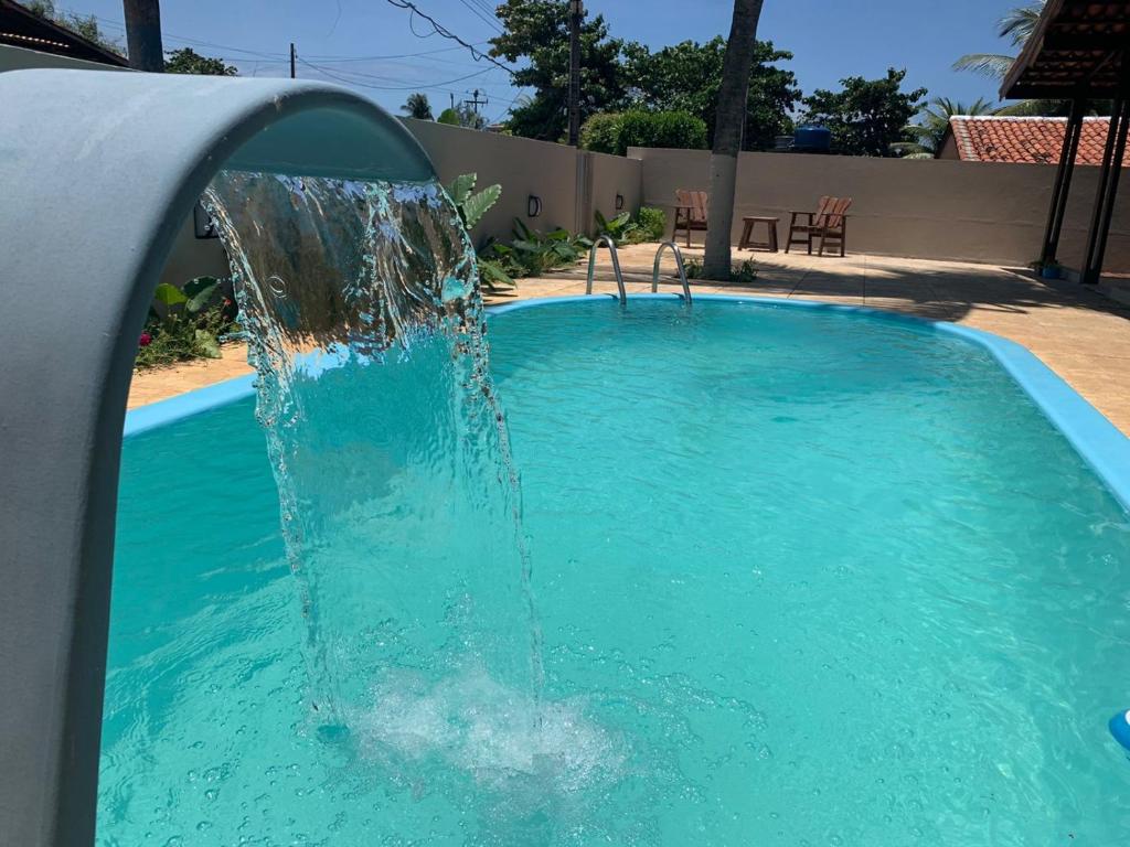 费尔南多 - 迪诺罗尼亚Pousada Alma Noronha的游泳池中的喷泉