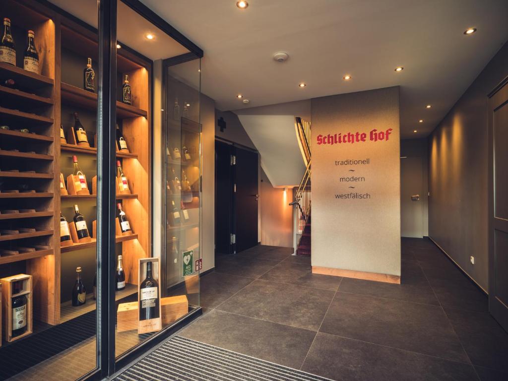 比勒费尔德施里克特霍夫酒店有限公司的带有读书事实的标志的葡萄酒商店