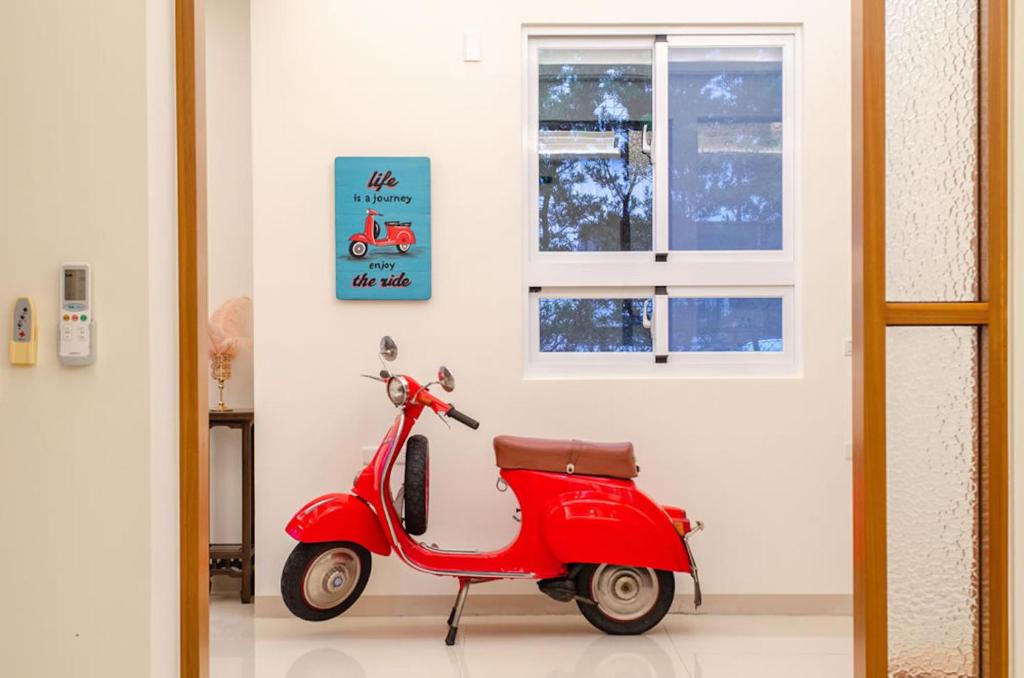 罗东镇曼漫森林的停在窗户旁边的一个房间里的一个红色摩托车