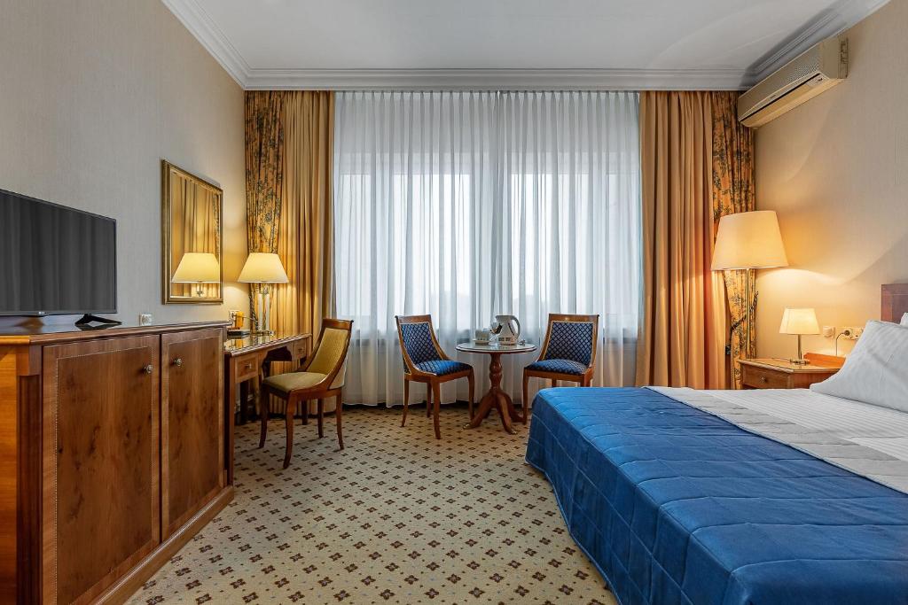 基辅纳兹安娜尼酒店的配有一张床和一张书桌的酒店客房
