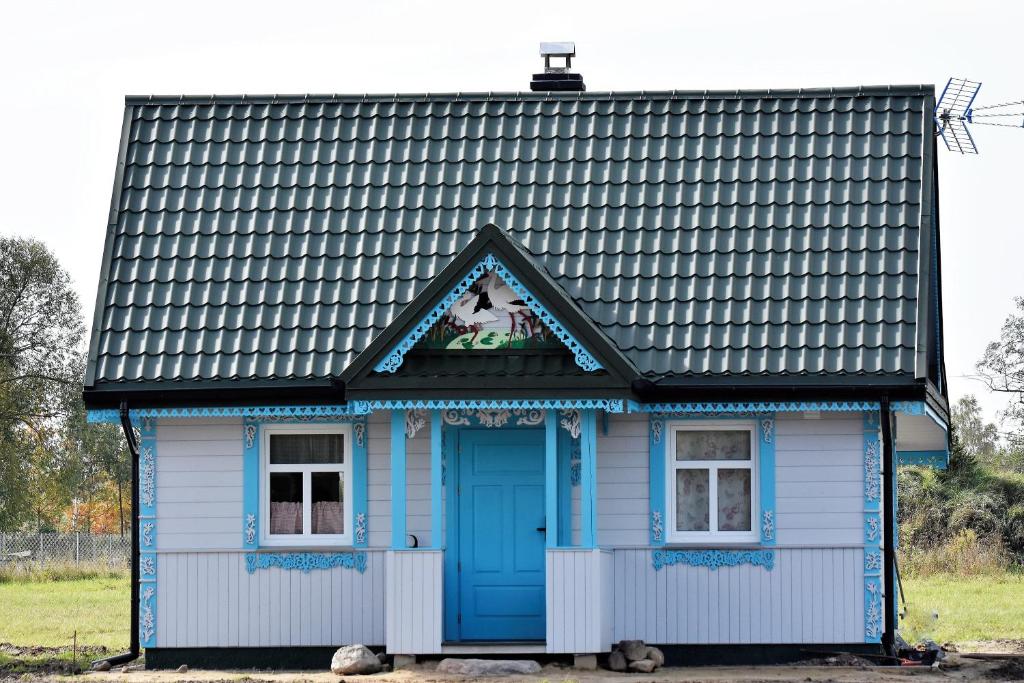 Dubicze CerkiewneDom na Starym Gościńcu Tiszyna的蓝色和白色的房屋,有黑色的屋顶