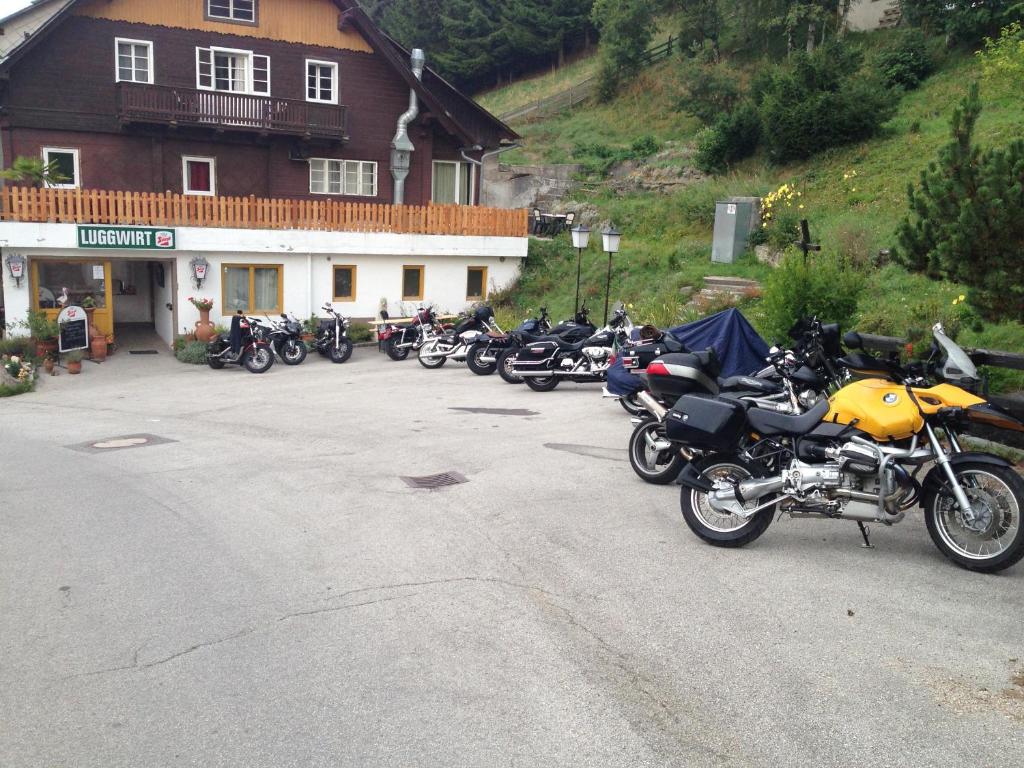 Gnesau拉格维特旅馆的停在大楼前的一排摩托车