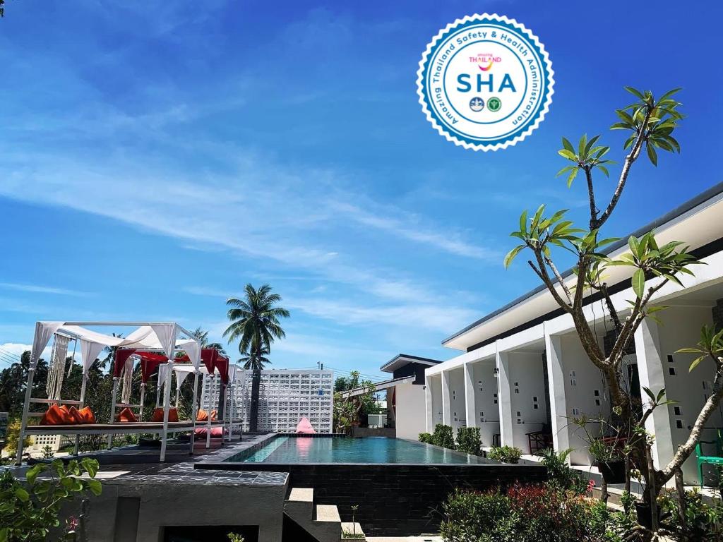 班泰Phangan Hometown Resort - Adults Only的享有酒店游泳池的景致。
