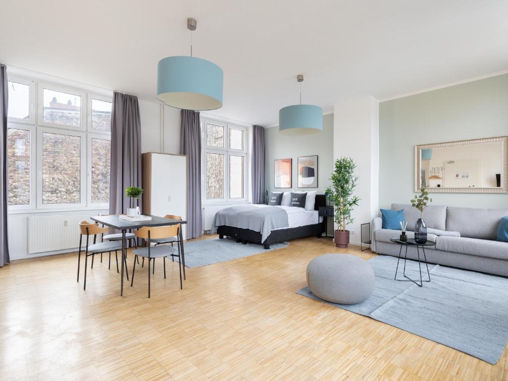 柏林limehome Berlin Neue Straße的带沙发、床和桌子的客厅