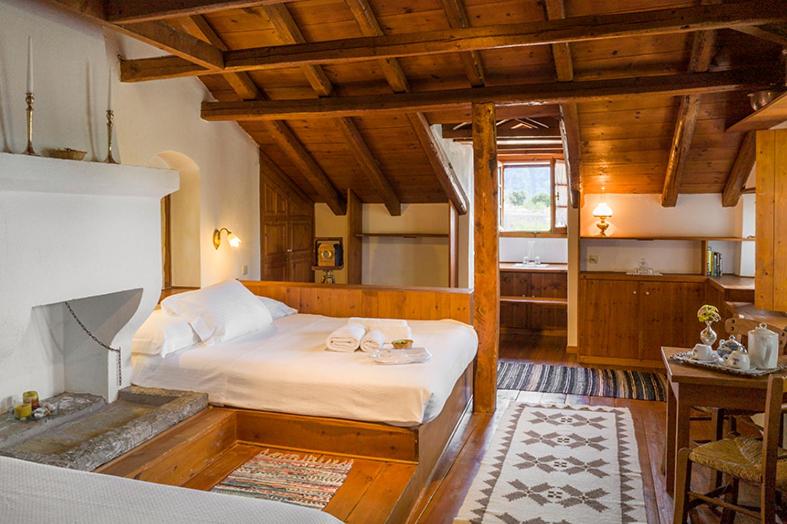 帕皮康Saxonis Houses & Saxonis Villa的一间卧室,卧室内配有一张大床