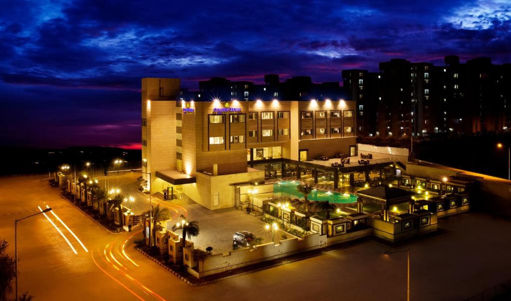 Dhāruhera比瓦迪金色郁金香酒店的一座城市的灯火通明的大建筑