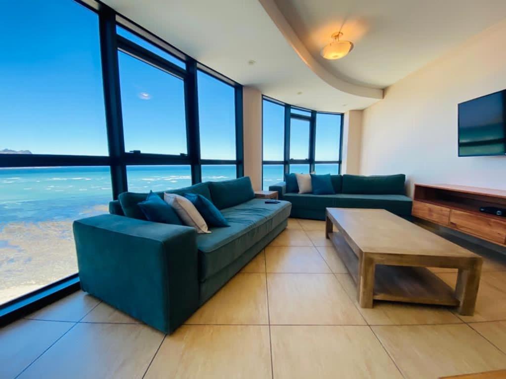 开普敦Ocean View的客厅配有蓝色的沙发和桌子