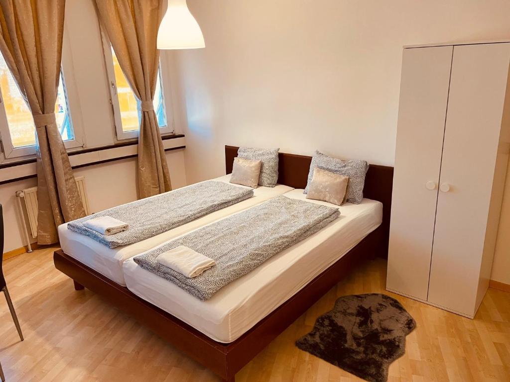 格拉茨Veni Apartments的一间卧室,配有两张床