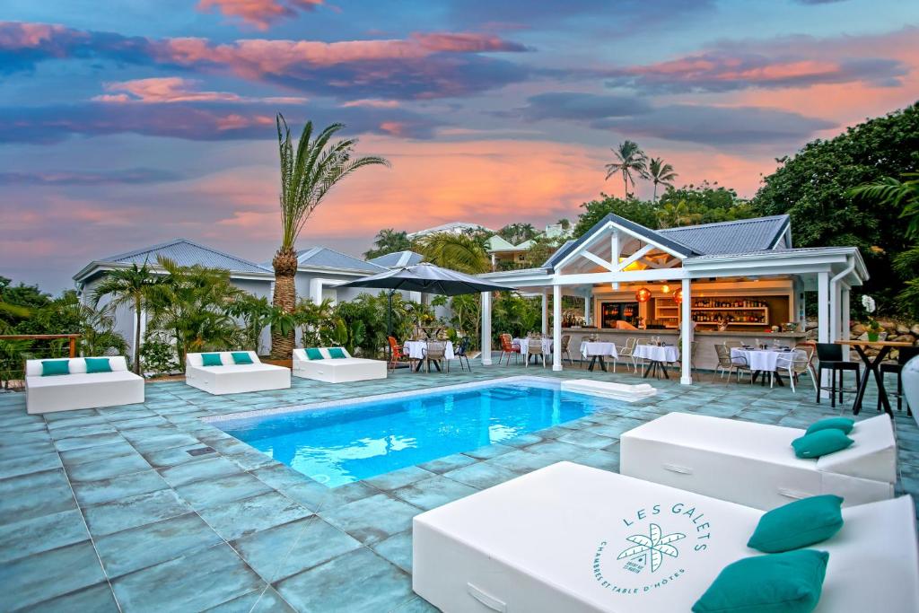 圣马丁岛Les Galets Sxm的一座带游泳池和度假村的别墅