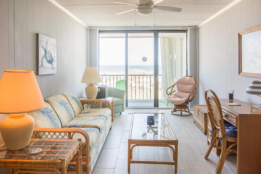 大洋城Tides Edge的客厅配有沙发和桌子