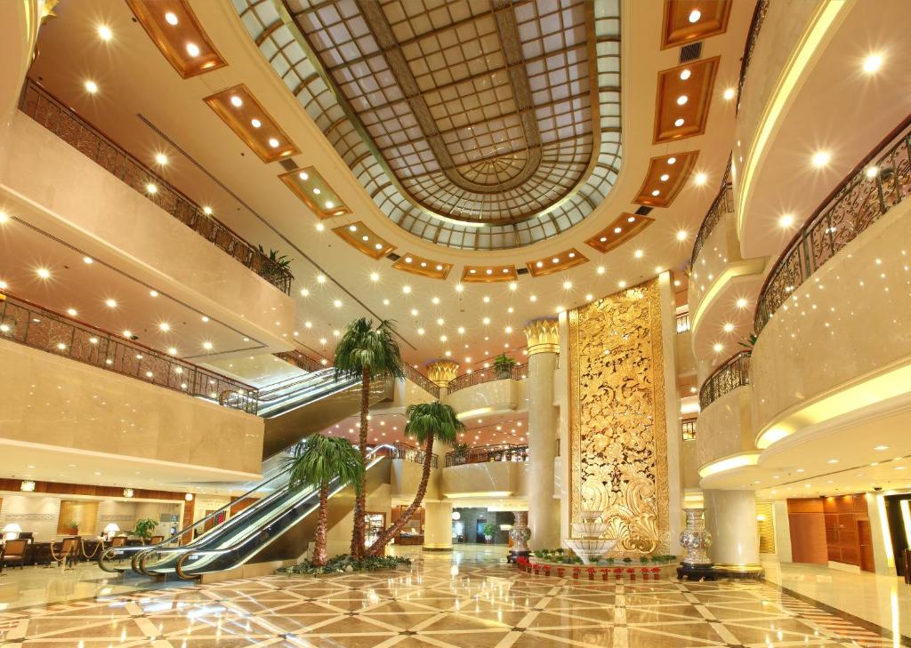 北京北京新世纪饭店的大楼内带自动扶梯和棕榈树的大堂